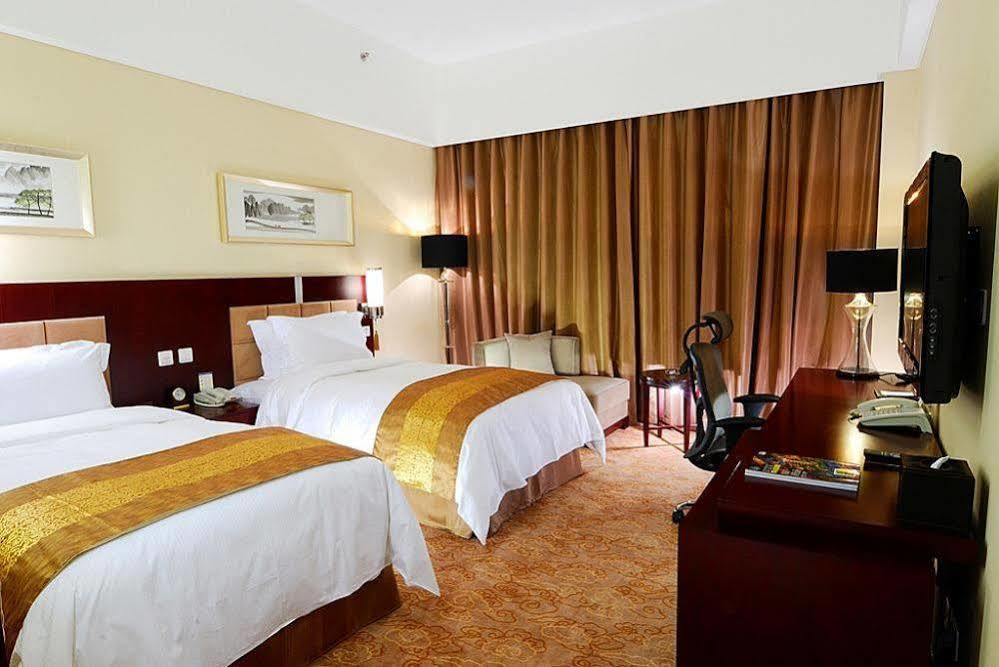 Yu Long International Hotel 5*